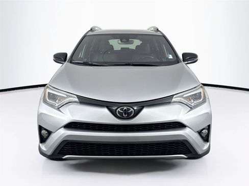 Used 2018 Toyota RAV4 SE image 3