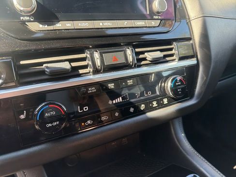 Used 2024 Nissan Pathfinder SV image 37