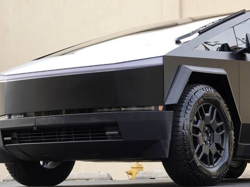 Used 2024 Tesla Cybertruck AWD Crew Cab image 38