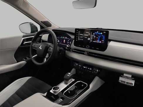New 2025 Mitsubishi Outlander SE image 18