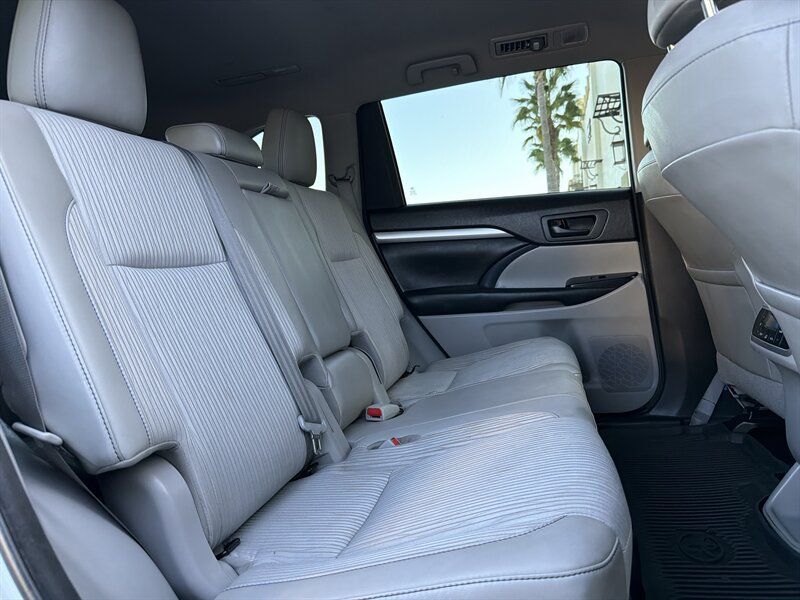 Used 2018 Toyota Highlander Plus FWD image 15