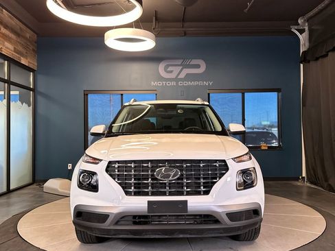 Used 2025 Hyundai Venue SEL image 8