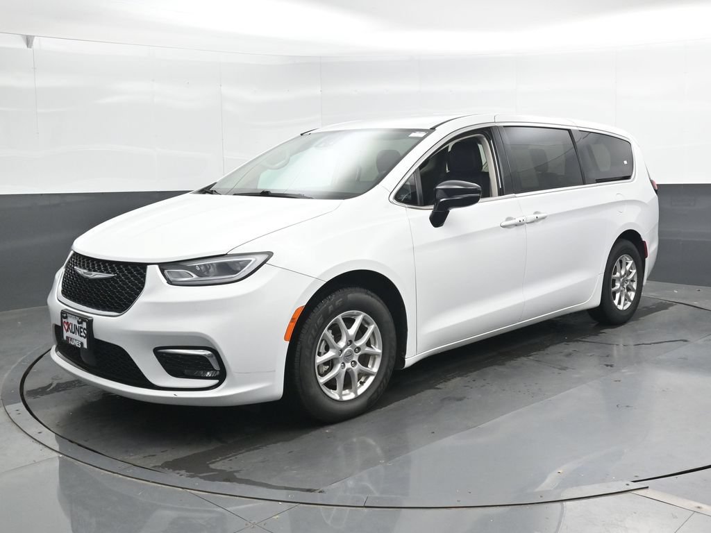 Used 2024 Chrysler Pacifica Touring-L FWD image 8