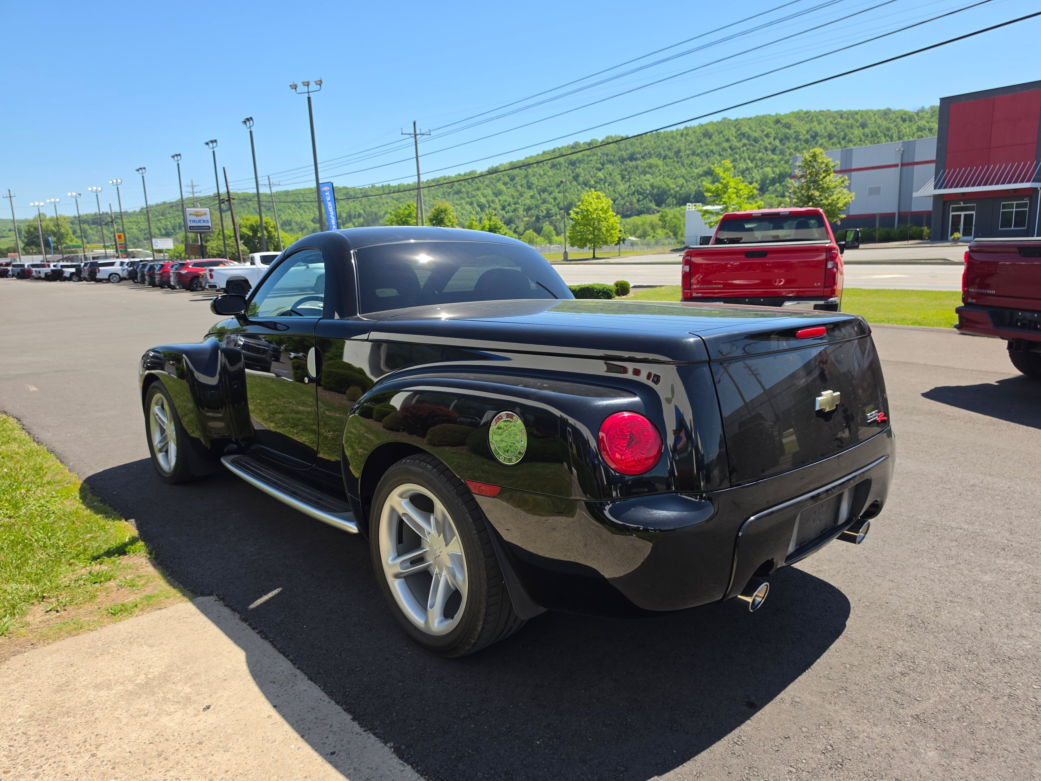 Used 2004 Chevrolet SSR w/ Preferred Equipment Group RWD image 8