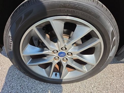 Used 2018 Ford Edge Titanium w/ Equipment Group 301A FWD image 10