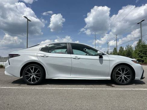 Used 2024 Toyota Camry SE FWD image 3
