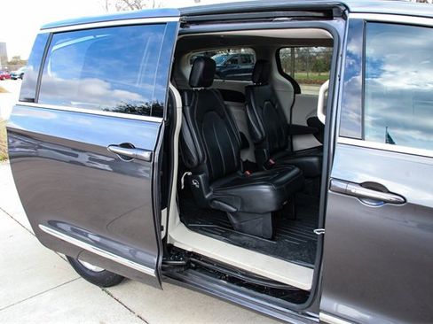 Used 2017 Chrysler Pacifica Touring-L Plus image 30