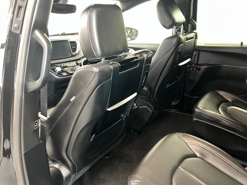Used 2024 Chrysler Pacifica Limited w/ Uconnect Theater Family Group image 19