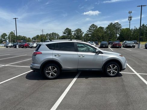 Used 2017 Toyota RAV4 XLE AWD/4WD image 35