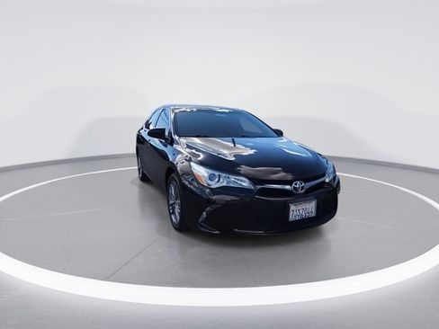 Used 2015 Toyota Camry SE image 2