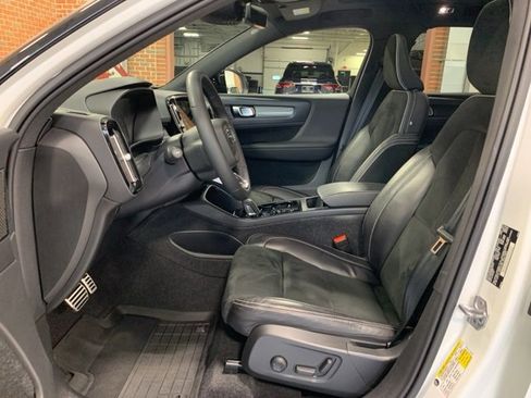 Used 2022 Volvo XC40 T5 R-Design w/ Climate Package image 17