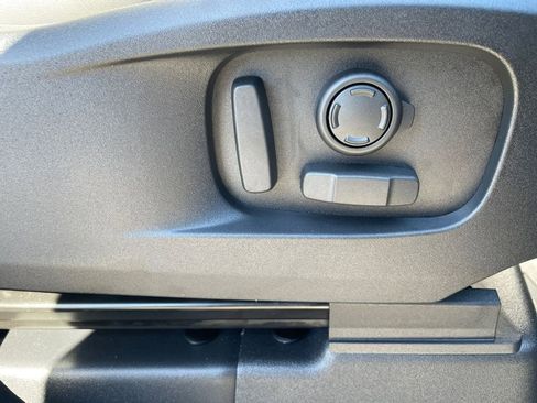 New 2024 Land Rover Defender 110 SE image 25