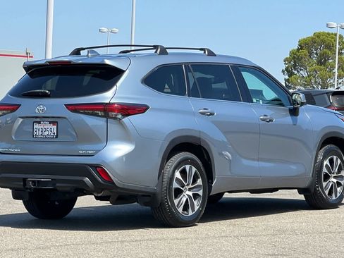 Used 2021 Toyota Highlander XLE AWD/4WD image 2