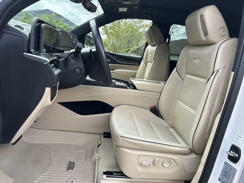 Used 2023 Cadillac Escalade Premium Luxury AWD/4WD image 15