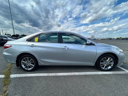 Used 2017 Toyota Camry SE FWD image 2