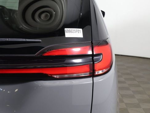 Used 2023 Chrysler Pacifica Touring-L image 17