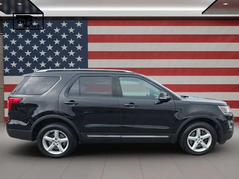 Used 2017 Ford Explorer XLT w/ Equipment Group 202A AWD/4WD image 4