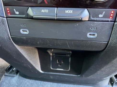 Used 2023 Chevrolet Suburban Z71 w/ Luxury Package image 38