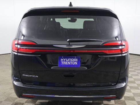 Used 2025 Chrysler Pacifica Select FWD image 13