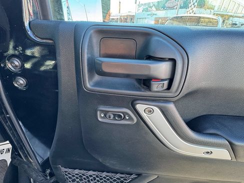 Used 2018 Jeep Wrangler Unlimited Sahara AWD/4WD image 27