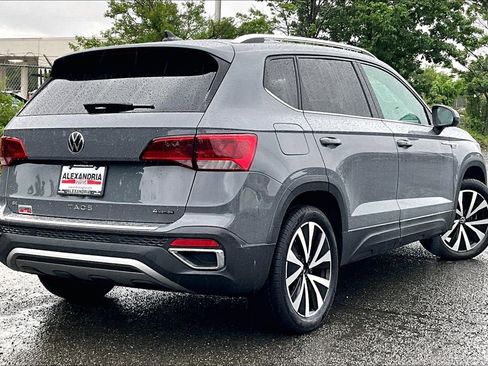 Used 2023 Volkswagen Taos SE w/ Panoramic Sunroof Package AWD/4WD image 11