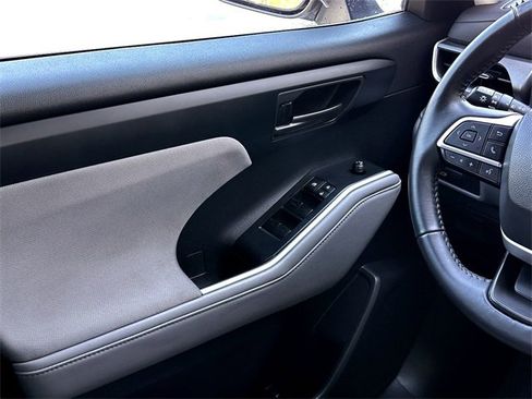 Used 2023 Toyota Highlander LE image 25