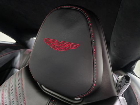 Used 2021 Aston Martin DB11 Coupe image 5