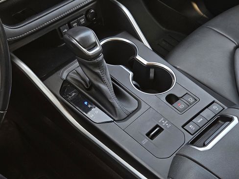 Used 2021 Toyota Highlander XLE image 22