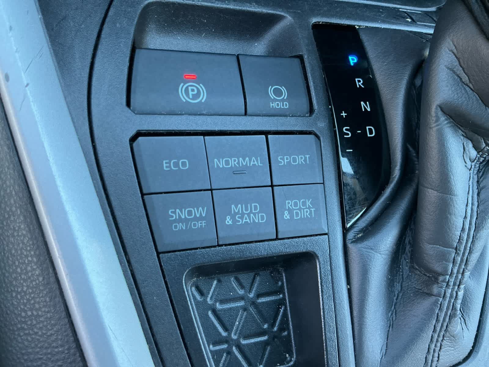 Used 2024 Toyota RAV4 LE AWD/4WD image 19