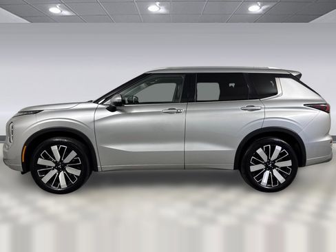 Used 2025 Mitsubishi Outlander SEL image 2