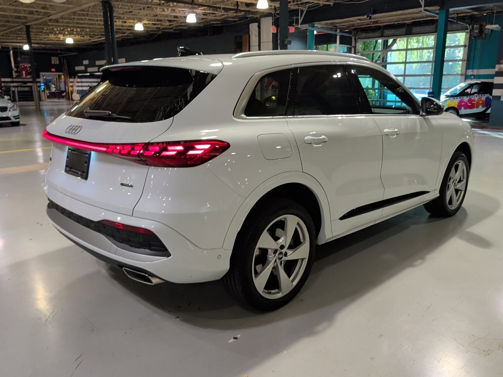 Used 2025 Audi Q5 Premium Plus w/ Premium Plus AWD/4WD image 12
