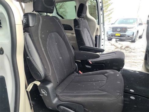 Used 2024 Chrysler Voyager LX image 18