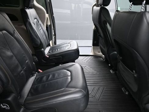 Used 2017 Chrysler Pacifica Touring-L FWD image 23