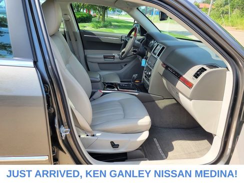 Used 2009 Chrysler 300 C RWD image 21