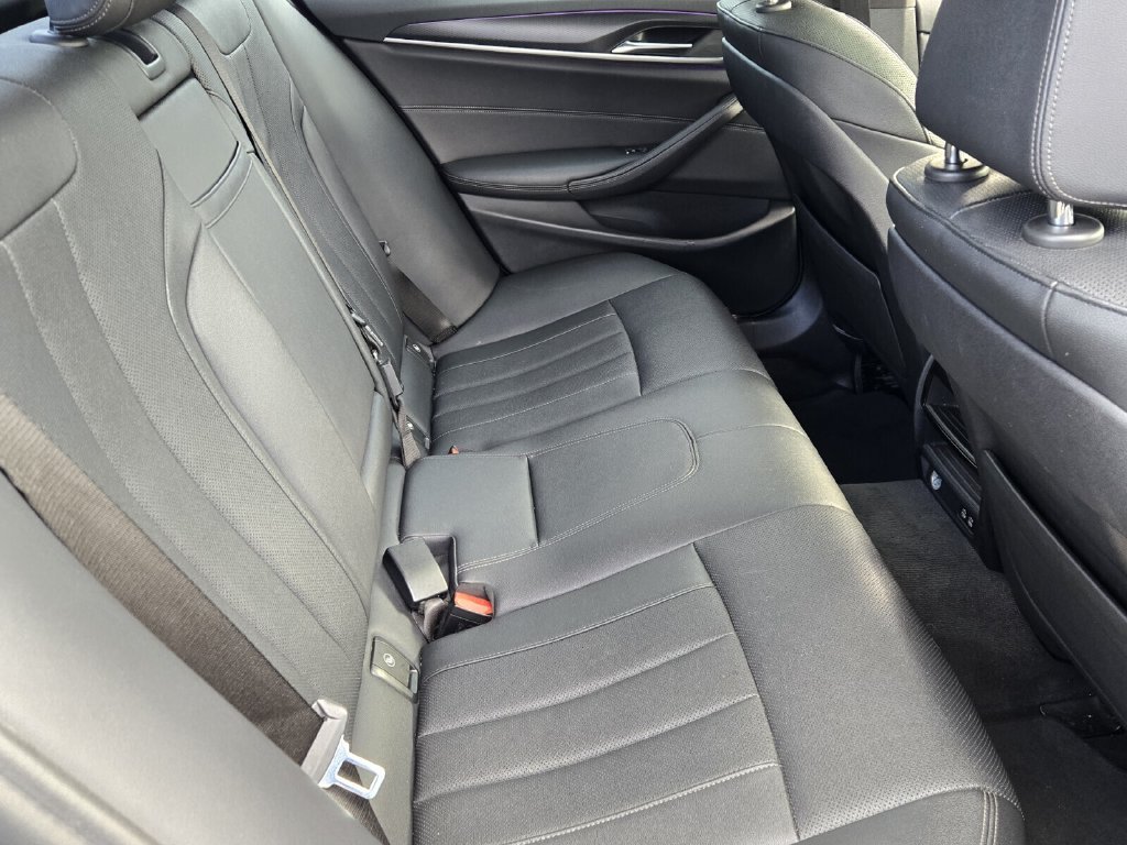 Used 2021 BMW 530i w/ M Sport Package RWD image 15