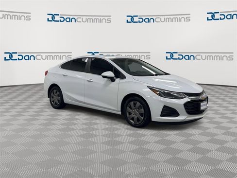 Used 2019 Chevrolet Cruze LT image 2