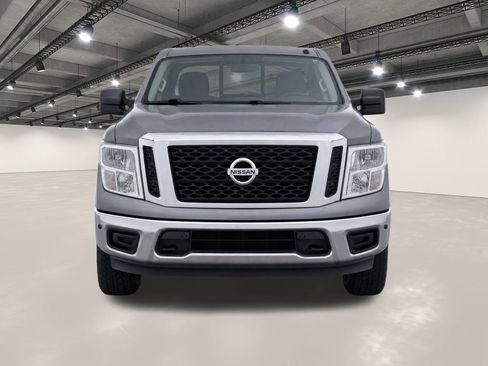 Used 2018 Nissan Titan SV w/ SV Convenience Package RWD image 3