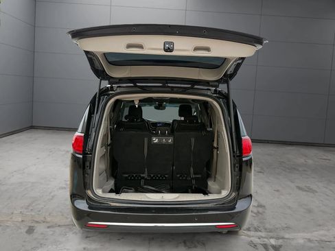 Used 2019 Chrysler Pacifica Touring-L FWD image 9