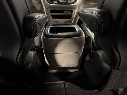 Used 2024 Chrysler Pacifica Touring-L FWD image 37