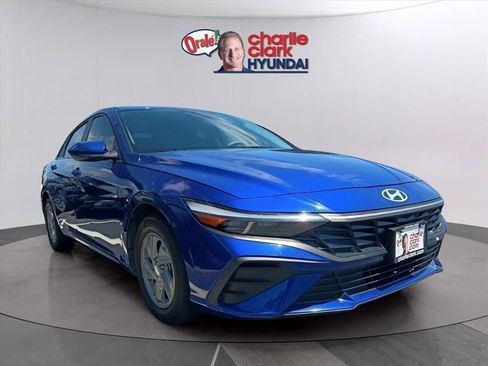 Used 2025 Hyundai Elantra SE FWD image 4
