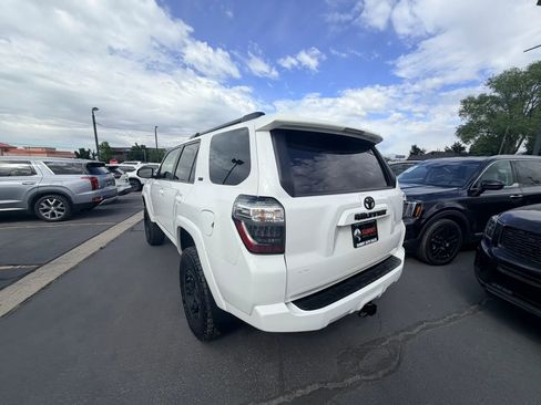 Used 2018 Toyota 4Runner SR5 AWD/4WD image 5
