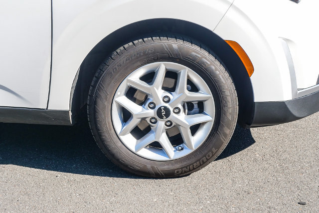Used 2025 Kia Soul LX w/ LX Technology Package FWD image 10