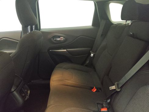 Used 2019 Jeep Cherokee Latitude w/ Cold Weather Group FWD image 18