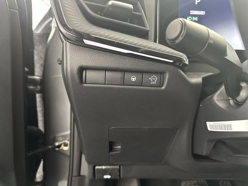 Used 2025 Nissan Kicks SR FWD image 18