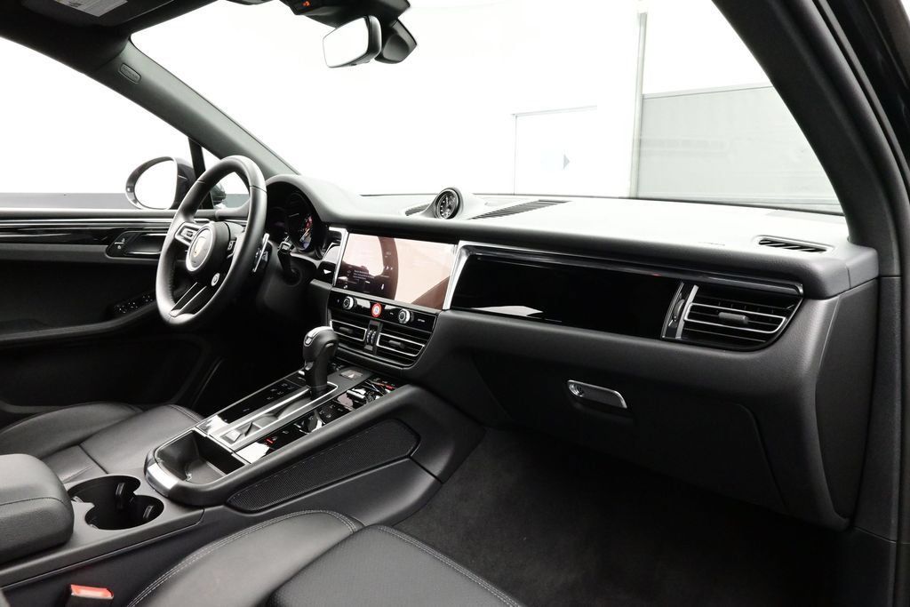 Certified 2025 Porsche Macan AWD/4WD image 18