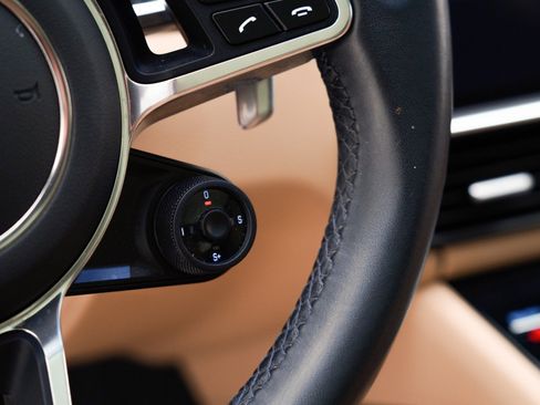 Used 2023 Porsche Cayenne Platinum Edition image 30