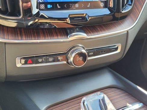 Certified 2024 Volvo XC60 T8 Ultimate w/ Protection Package Premier image 25