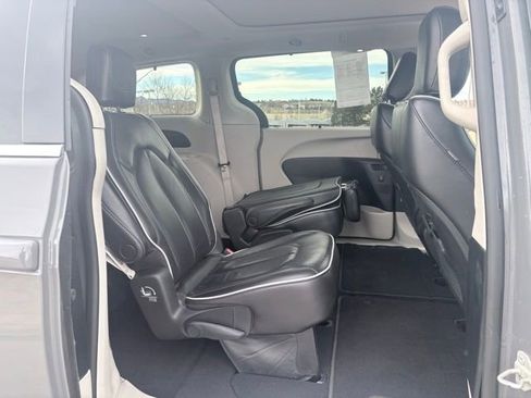 Used 2023 Chrysler Pacifica Limited FWD image 26