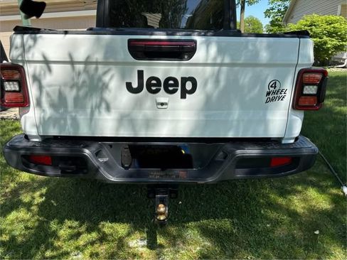 Used 2025 Jeep Gladiator Sport AWD/4WD image 3