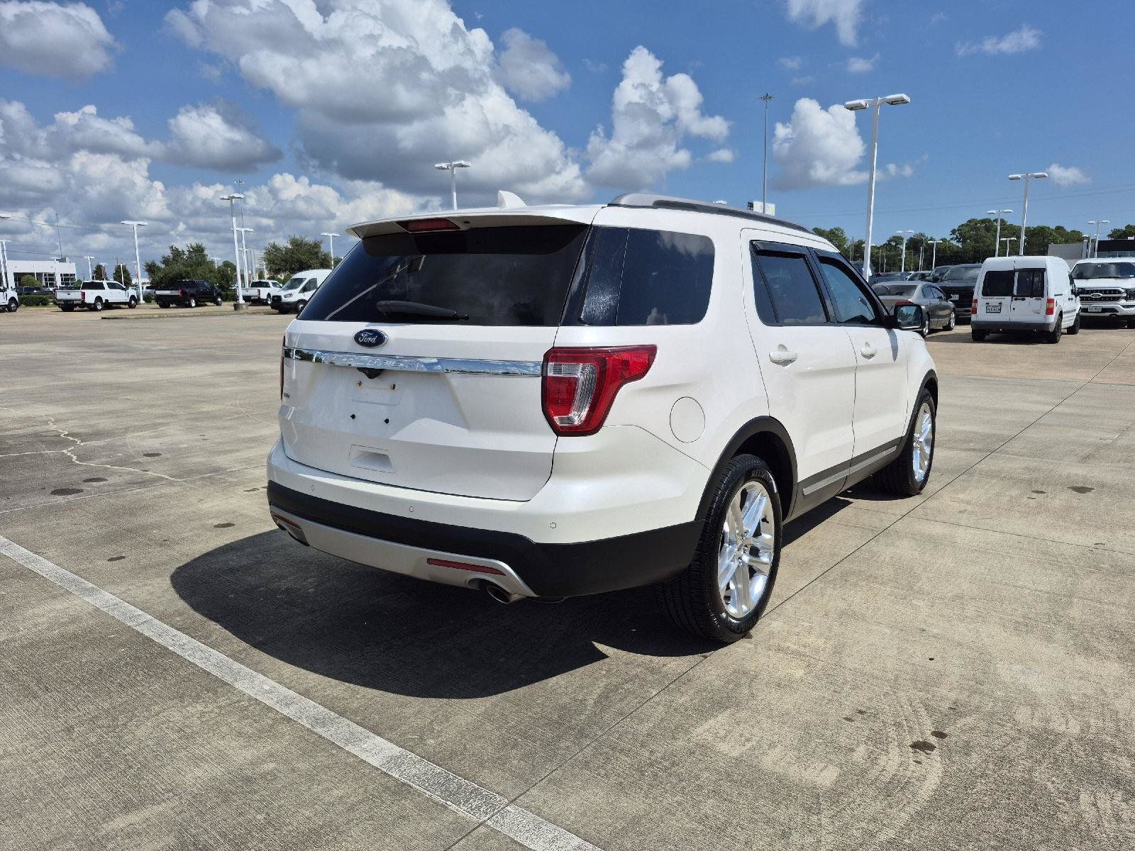 Used 2017 Ford Explorer XLT w/ Equipment Group 202A FWD image 13